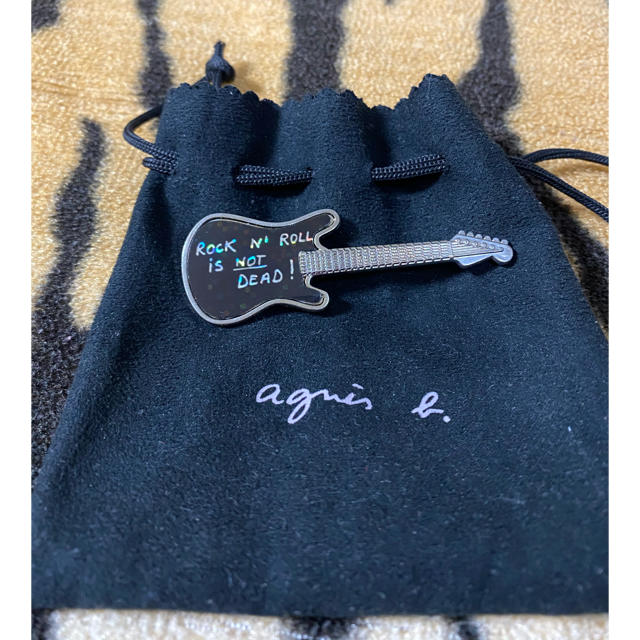 agnes b.(アニエスベー)のagnes b. (アニエス・べー) Guitarピンズ ブローチ ブラック メンズのファッション小物(その他)の商品写真