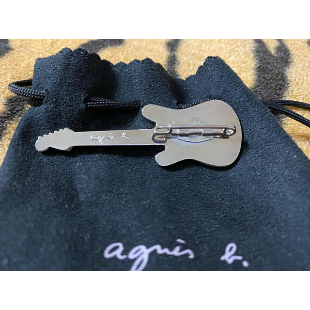 agnes b.(アニエスベー)のagnes b. (アニエス・べー) Guitarピンズ ブローチ ブラック メンズのファッション小物(その他)の商品写真