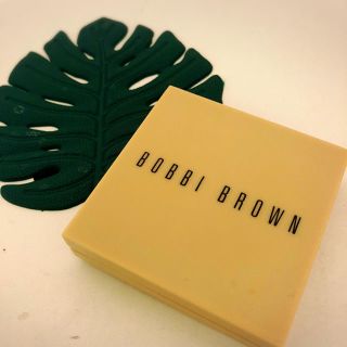 ボビイブラウン(BOBBI BROWN)のBOBBI BROWN ヌードフィニッシュイルミネイティングパウダー(フェイスパウダー)