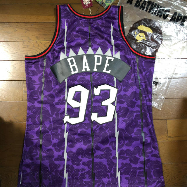 A BATHING APE(アベイシングエイプ)の専用 MITCHELL&NESS × BAPE RAPTORS ユニフォーム スポーツ/アウトドアのスポーツ/アウトドア その他(バスケットボール)の商品写真