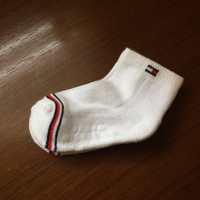 TOMMY HILFIGER(トミーヒルフィガー)の【新品未使用】トミーヒルフィガー ベビーソックス  白 海外ブランド   キッズ/ベビー/マタニティのこども用ファッション小物(靴下/タイツ)の商品写真