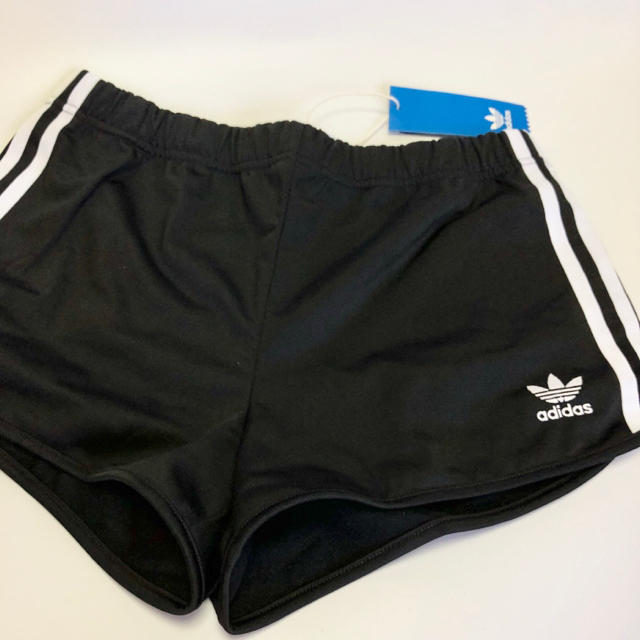 adidas(アディダス)の新品未使用 adidas originals ショート パンツ ストライプス レディースのパンツ(ショートパンツ)の商品写真