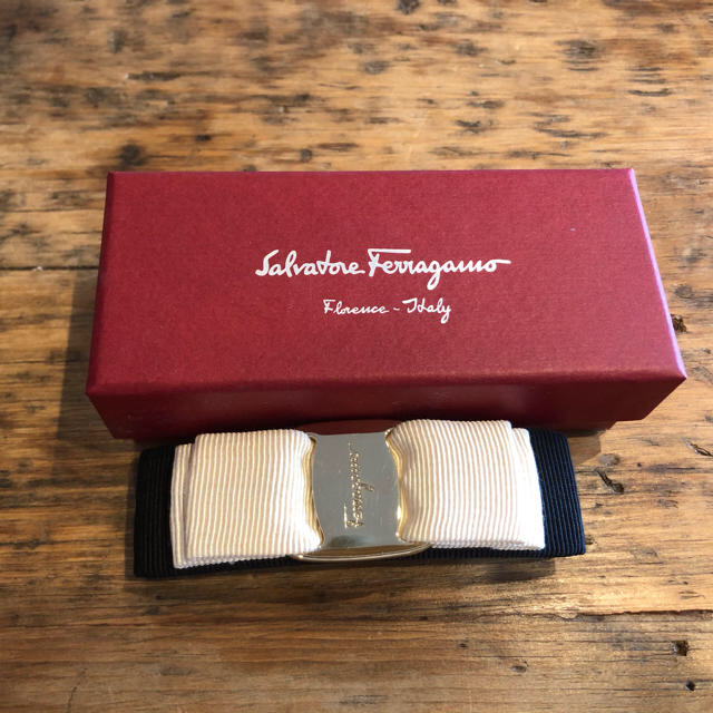 Salvatore Ferragamo(サルヴァトーレフェラガモ)の新品未使用☆フェラガモ☆バレッタ レディースのヘアアクセサリー(バレッタ/ヘアクリップ)の商品写真