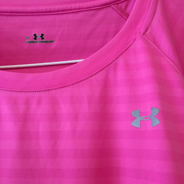 UNDER ARMOUR(アンダーアーマー)のアンダーアーマー　丁シャツ レディースのトップス(Tシャツ(半袖/袖なし))の商品写真