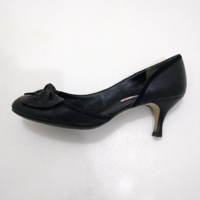 Kitamura(キタムラ)の匿名発送　USED　キタムラ　ラウンドトゥリボンパンプス　黒　23cm レディースの靴/シューズ(ハイヒール/パンプス)の商品写真