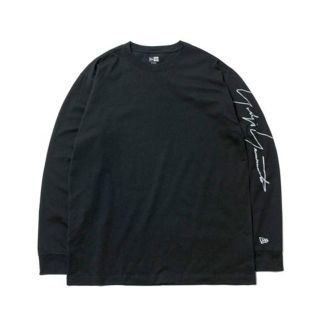 ヨウジヤマモト(Yohji Yamamoto)の＜新品＞Yohji × NEW ERA 長袖カットソー 左袖シグネチャープリント(Tシャツ/カットソー(七分/長袖))