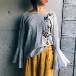 ザラ(ZARA)のZARA ボタニカル刺繍フレアスリーブ   バックオープン(シャツ/ブラウス(長袖/七分))