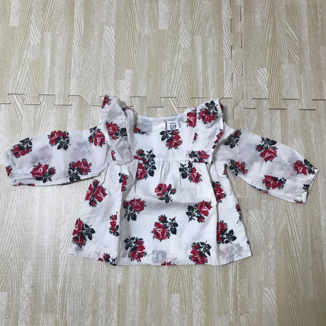 GAP Kids(ギャップキッズ)の【新品】白地花柄チュニック キッズ/ベビー/マタニティのベビー服(~85cm)(シャツ/カットソー)の商品写真