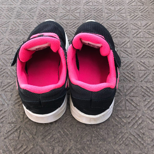 NIKE(ナイキ)のNIKE 子供靴 キッズ/ベビー/マタニティのキッズ靴/シューズ(15cm~)(スニーカー)の商品写真