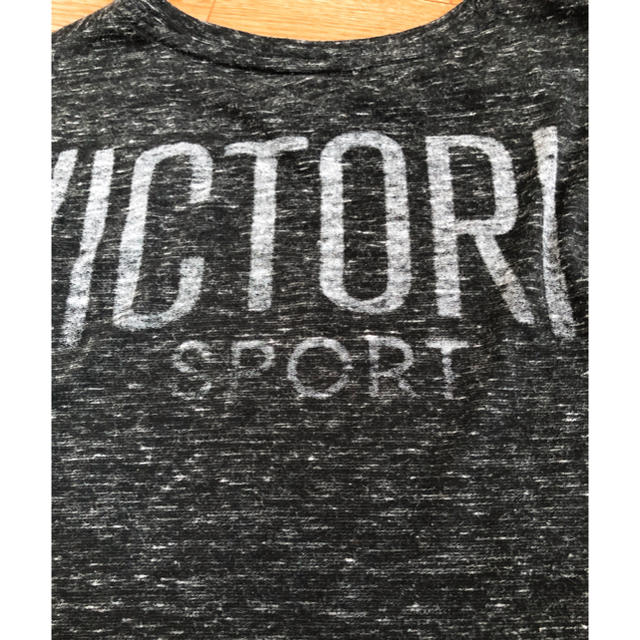 Victoria's Secret(ヴィクトリアズシークレット)のヴィクトリアシークレット　ジム　ヨガにクロップ丈ロゴTシャツ　xs グレー レディースのトップス(Tシャツ(半袖/袖なし))の商品写真