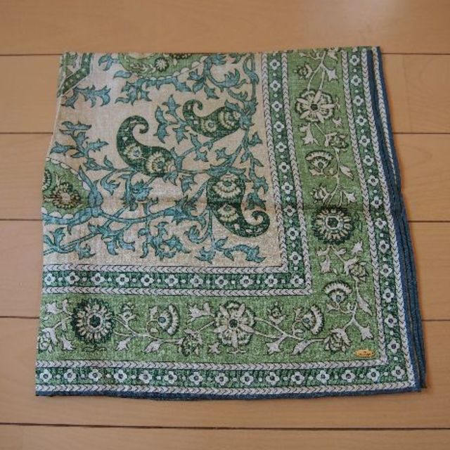 H.P.FRANCE(アッシュペーフランス)のシルクスカーフ　グリーン　絹100 レディースのファッション小物(バンダナ/スカーフ)の商品写真