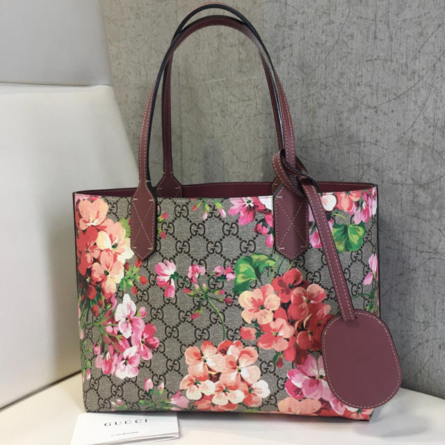 Gucci(グッチ)のGUCCI グッチ 372613 ブルームス リバーシブル トートバッグ 正規品 レディースのバッグ(トートバッグ)の商品写真