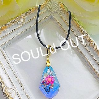 No.744 ドライフラワーと蝶々鉱石型ネックレス1150円(ネックレス)