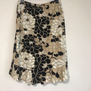 ビーシービージーマックスアズリア(BCBGMAXAZRIA)のBCBG MAXAZRIAの花柄ストレッチスカート(ひざ丈スカート)