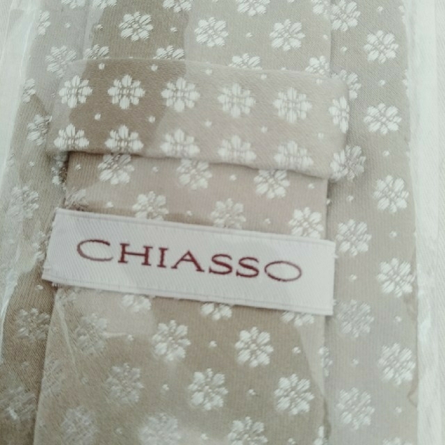【新品】100%シルク CHIASSO ベージュ ネクタイ メンズのファッション小物(ネクタイ)の商品写真