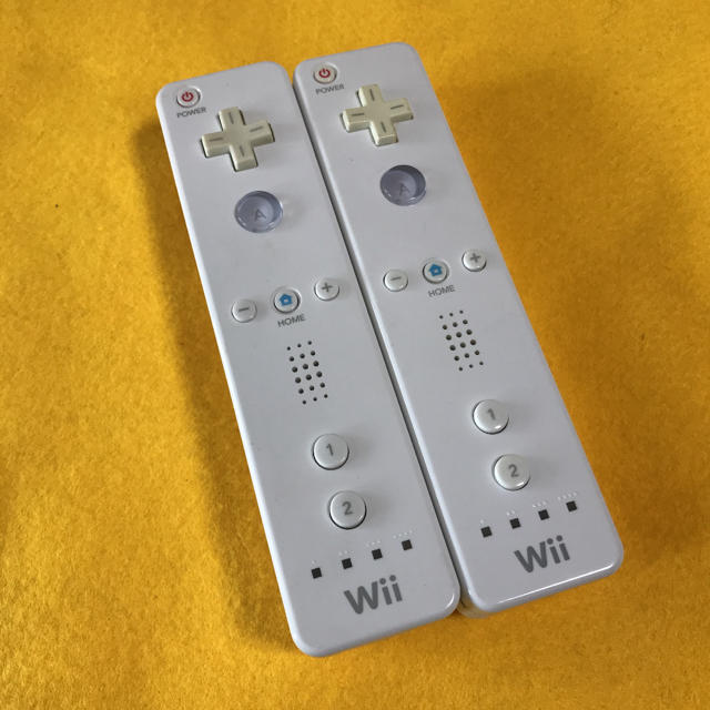 Wii(ウィー)のWiiリモコンホワイト　2本セット エンタメ/ホビーのゲームソフト/ゲーム機本体(その他)の商品写真