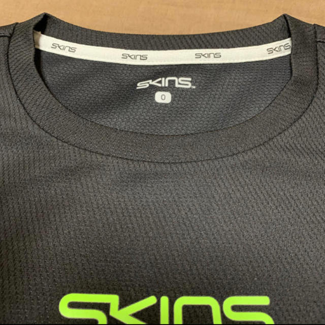 SKINS(スキンズ)の【新品・未使用】SKINS  高機能  Tシャツ ・ブラック メンズのトップス(Tシャツ/カットソー(半袖/袖なし))の商品写真