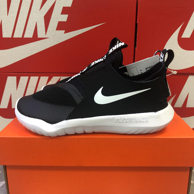 NIKE(ナイキ)のNIKE FLEX RUNNER 15.0cm 新品未使用 箱なし配送 キッズ/ベビー/マタニティのキッズ靴/シューズ(15cm~)(スニーカー)の商品写真