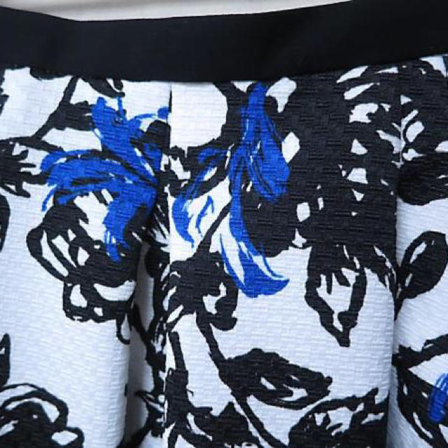 JUSGLITTY(ジャスグリッティー)のジャスグリッティー  花柄  スカート レディースのスカート(ひざ丈スカート)の商品写真
