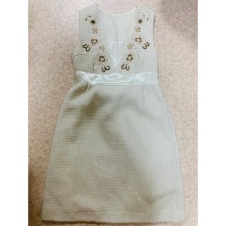 チェスティ(Chesty)のchesty チェスティ　 ワンピース サイズ0 ホワイト　白　キフラワー刺繍(ひざ丈ワンピース)