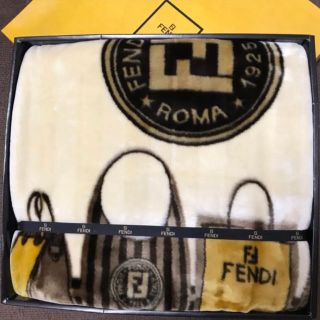 フェンディ(FENDI)の⭐️ロミオ様専用⭐️ フェンディ　ハーフケット　再出品(毛布)