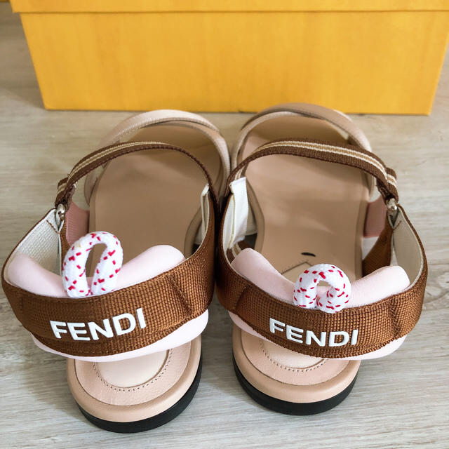 FENDI(フェンディ)の【専用】FENDI サンダル♡らくちん着脱♡ベージュ系 レディースの靴/シューズ(サンダル)の商品写真