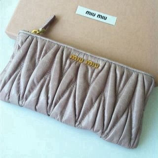 ミュウミュウ(MIU MIU)のmiumiuポーチ◆新品◆値下げ(ポーチ)