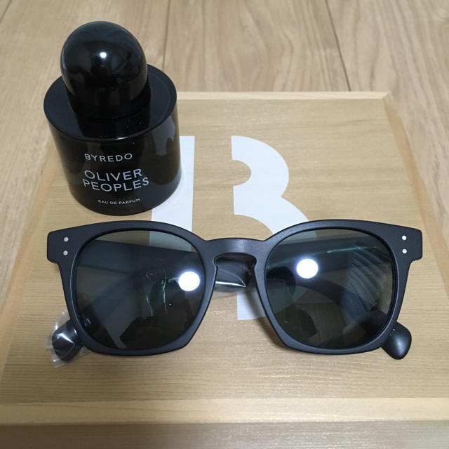 OLIVER PEOPLE × BYREDO サングラス フレグランスのサムネイル