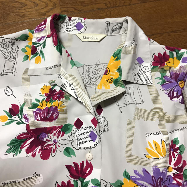 花柄　シャツ　Mサイズ　ゆったり レディースのトップス(シャツ/ブラウス(長袖/七分))の商品写真
