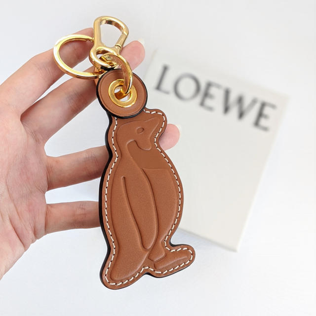 LOEWE(ロエベ)のラスト１【新品】LOEWE ロエベ ペンギン レザー チャーム アニマル レディースのファッション小物(キーホルダー)の商品写真