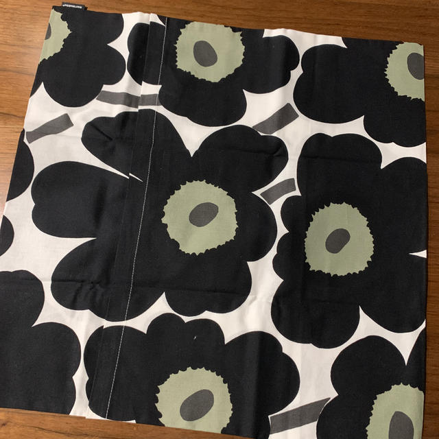 marimekko(マリメッコ)のクッションカバー＊新品　赤黒2枚set インテリア/住まい/日用品のインテリア小物(クッションカバー)の商品写真