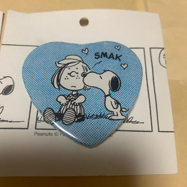 SNOOPY(スヌーピー)の未使用　スヌーピーミュージアム　ハート　缶バッジ　2個セット エンタメ/ホビーのおもちゃ/ぬいぐるみ(キャラクターグッズ)の商品写真