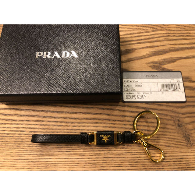 PRADA(プラダ)の【doc様専用】PRADA キーリング　ブラック&ゴールド レディースのファッション小物(キーホルダー)の商品写真