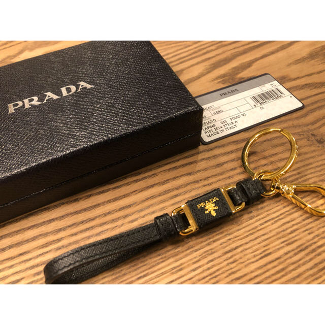 PRADA(プラダ)の【doc様専用】PRADA キーリング　ブラック&ゴールド レディースのファッション小物(キーホルダー)の商品写真