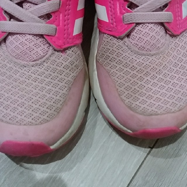 adidas(アディダス)のお値下げ🌼adidas🌼女の子シューズ17センチ キッズ/ベビー/マタニティのキッズ靴/シューズ(15cm~)(スニーカー)の商品写真