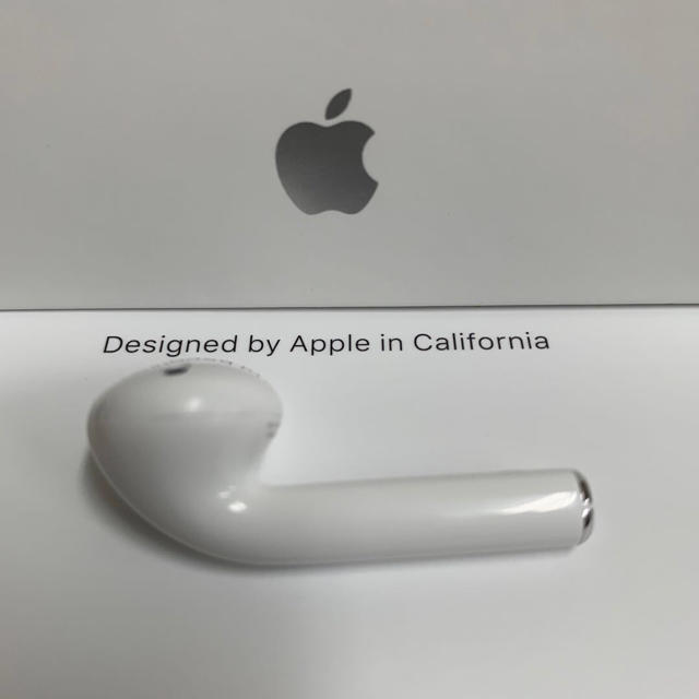 Apple(アップル)のAirpods エアーポッズ　第2世代　L左耳　エアポッズ　アップル製品 純正品 スマホ/家電/カメラのオーディオ機器(ヘッドフォン/イヤフォン)の商品写真