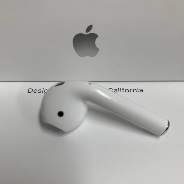 Apple(アップル)のAirpods エアーポッズ　第2世代　L左耳　エアポッズ　アップル製品 純正品 スマホ/家電/カメラのオーディオ機器(ヘッドフォン/イヤフォン)の商品写真