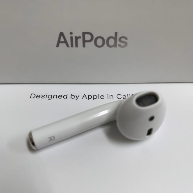 Apple(アップル)のAirpods エアーポッズ　第1世代　R右耳　エアポッズ　アップル製品 純正品 スマホ/家電/カメラのオーディオ機器(ヘッドフォン/イヤフォン)の商品写真