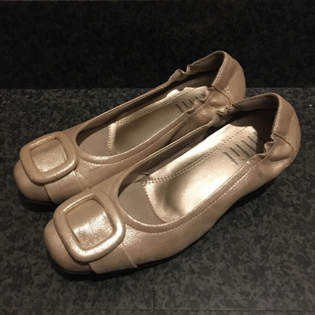 fitfit(フィットフィット)のゴールドパンプス　24.5cm  fitfit レディースの靴/シューズ(ハイヒール/パンプス)の商品写真