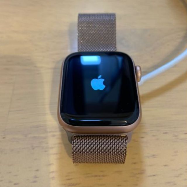 Apple Watch(アップルウォッチ)のApple Watch Series 5 (GPSモデル) - 40mmゴールド スマホ/家電/カメラのスマートフォン/携帯電話(スマートフォン本体)の商品写真