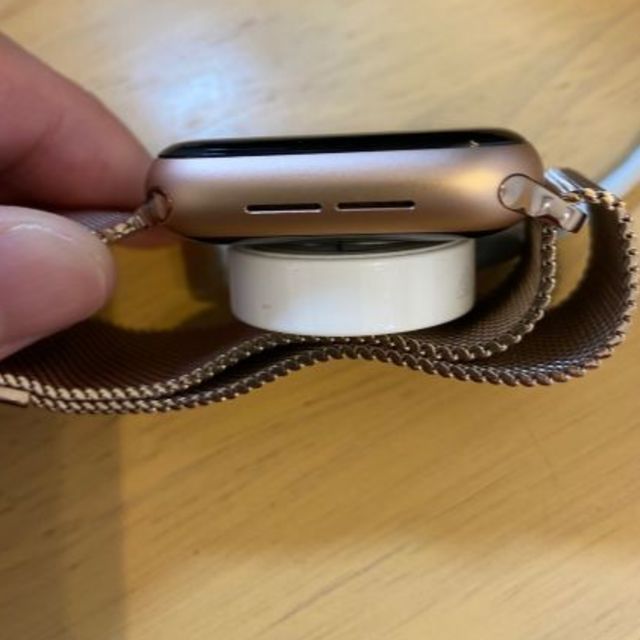 Apple Watch(アップルウォッチ)のApple Watch Series 5 (GPSモデル) - 40mmゴールド スマホ/家電/カメラのスマートフォン/携帯電話(スマートフォン本体)の商品写真