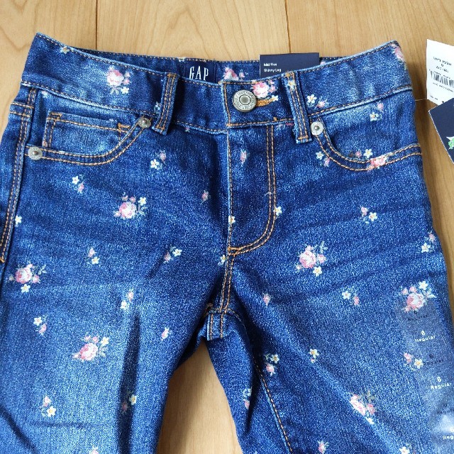 GAP(ギャップ)のデニムパンツ（女児） キッズ/ベビー/マタニティのキッズ服女の子用(90cm~)(パンツ/スパッツ)の商品写真