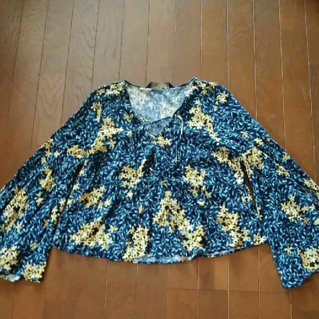 ZARA(ザラ)のZARA花柄トップス レディースのトップス(シャツ/ブラウス(長袖/七分))の商品写真