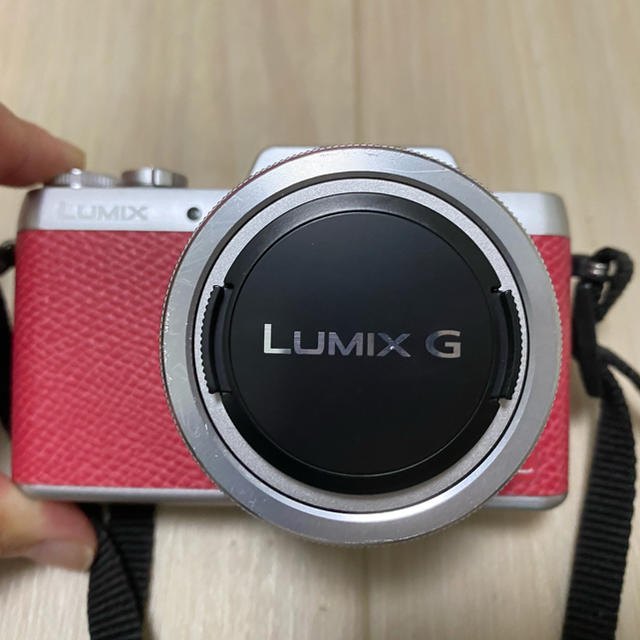 PanasonicのLUMIX DMC-GF7W ミラーレス一眼カメラ 1