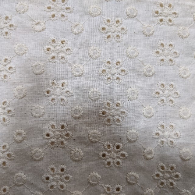 インド綿レース　刺繍生地　ナチュラル　花柄 ハンドメイドの素材/材料(生地/糸)の商品写真