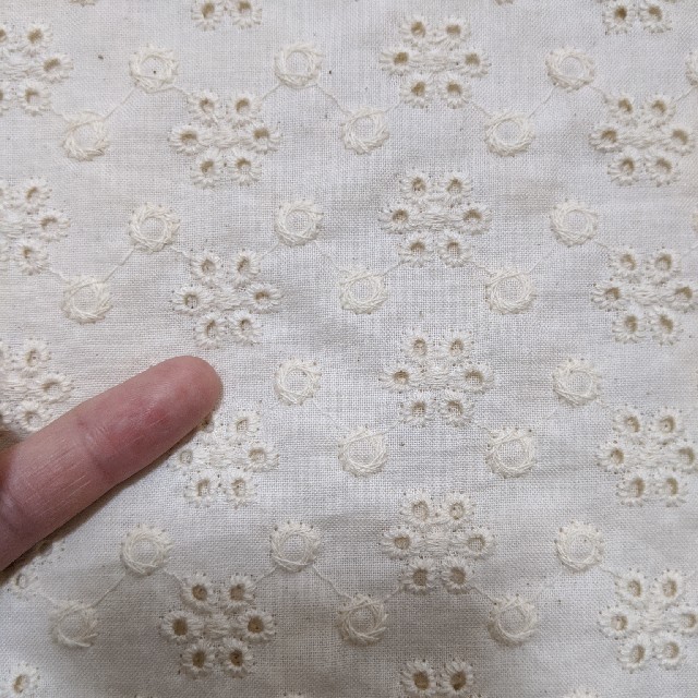 インド綿レース　刺繍生地　ナチュラル　花柄 ハンドメイドの素材/材料(生地/糸)の商品写真