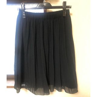 ユニクロ(UNIQLO)のユニクロ　黒　プリーツスカート(ひざ丈スカート)