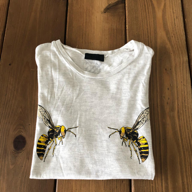 G.V.G.V.(ジーヴィジーヴィ)のG.V.G.V bee Tシャツ　 レディースのトップス(Tシャツ(半袖/袖なし))の商品写真