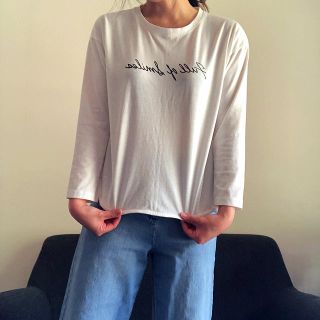 シマムラ(しまむら)の美品　ロゴ入り白トップス(カットソー(長袖/七分))