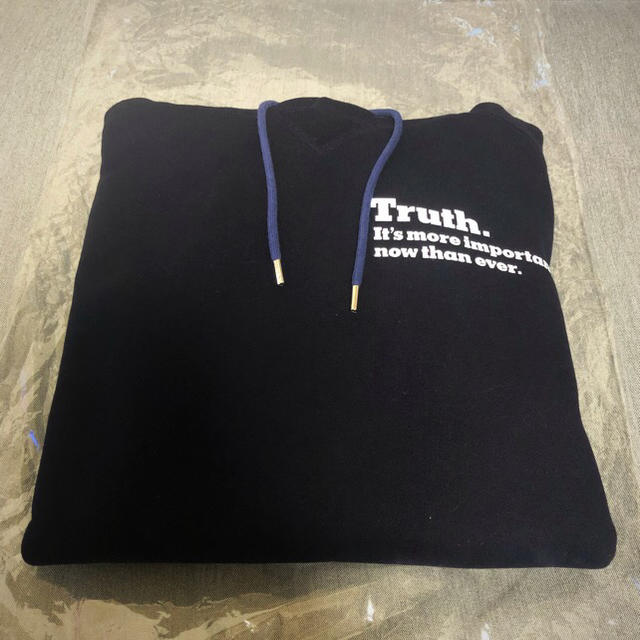 sacai(サカイ)の★希少★ 新品/未使用タグ付き サカイ 限定色ネイビー「Truth」フーディー メンズのトップス(パーカー)の商品写真